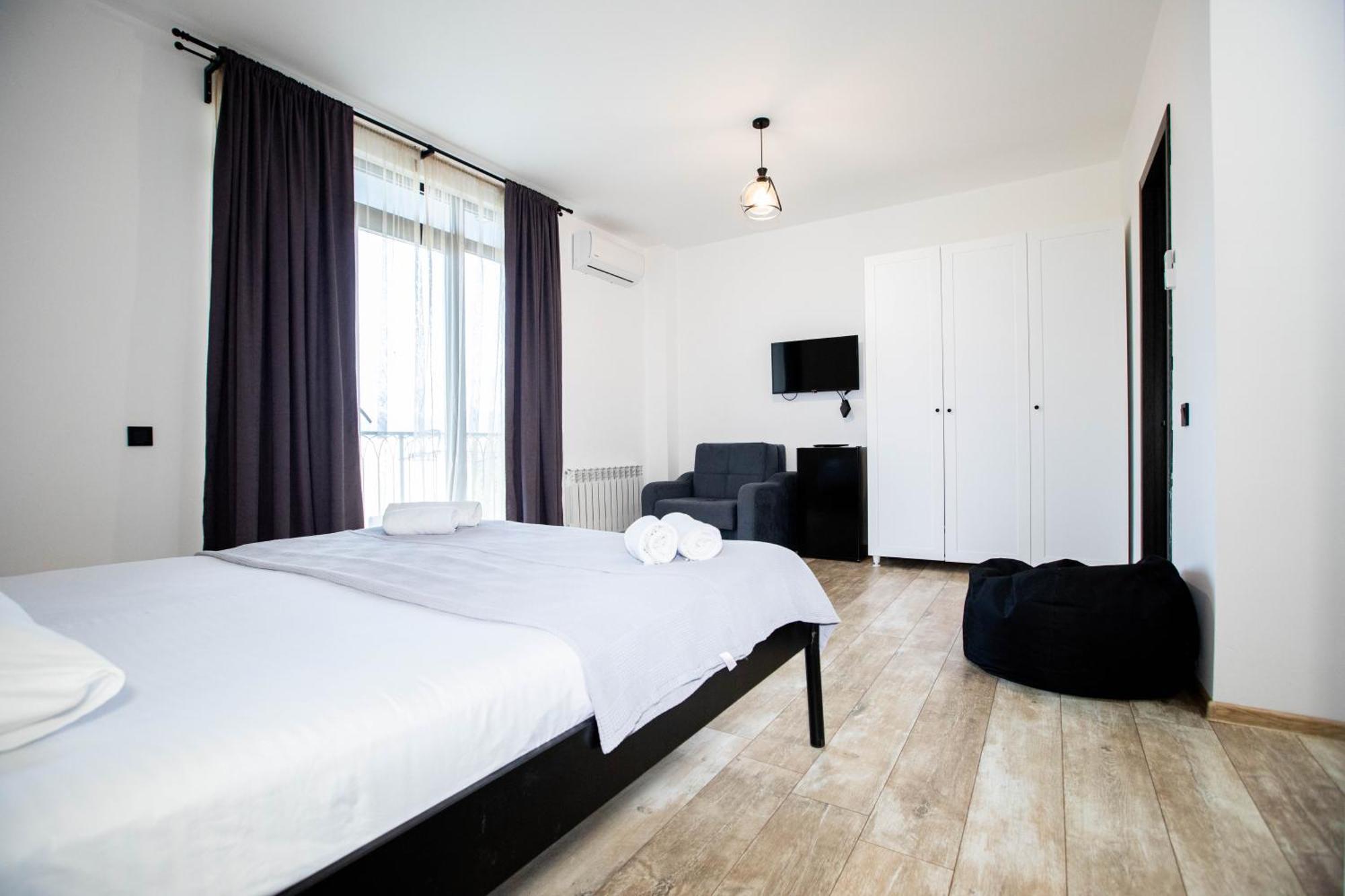 Level Up Hotel & Restaurant コブレチ エクステリア 写真